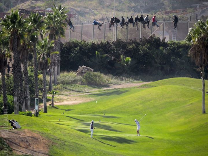 Salto de la valla en Melilla junto a un campo de golf